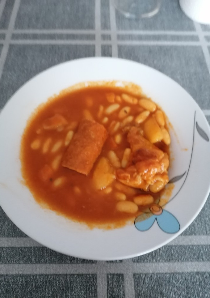 Una foto de Habichuelas con chorizo, pollo y panceta