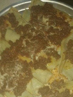 Una foto de Canelones de acelga y ricota con salsa roja y crema