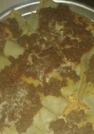 Una foto de Canelones de acelga y ricota con salsa roja y crema