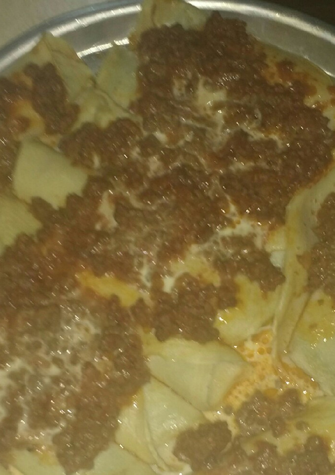 Una foto de Canelones de acelga y ricota con salsa roja y crema
