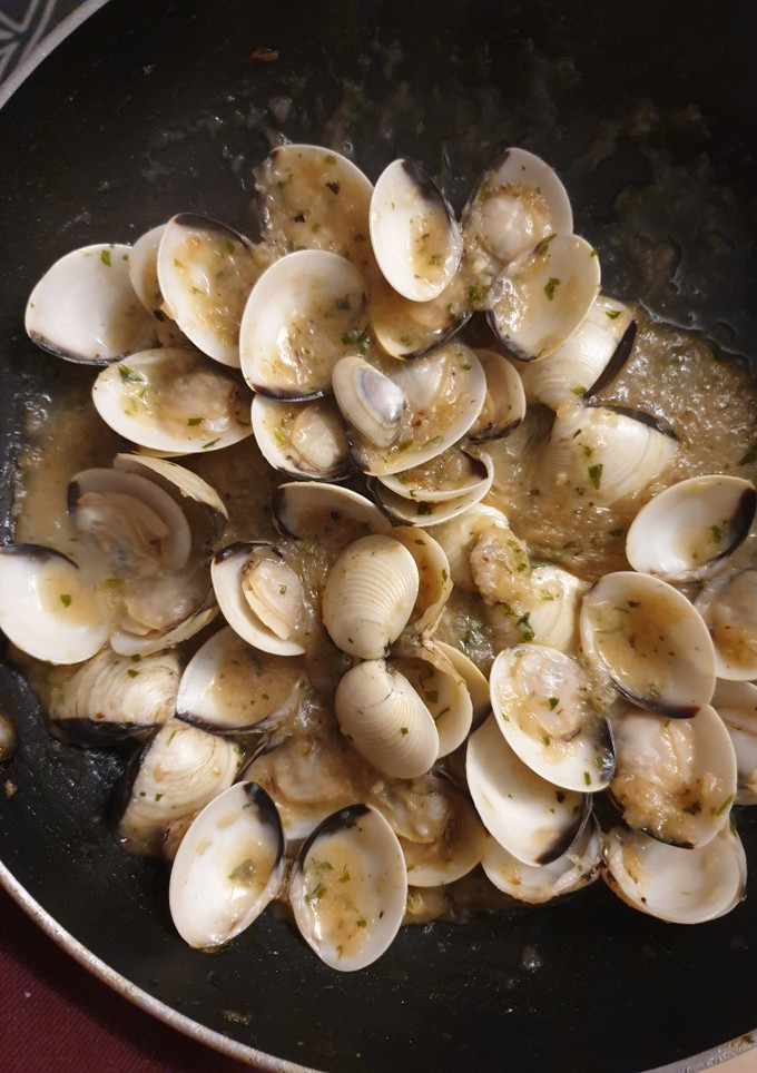 Una foto de Almejas en salsa