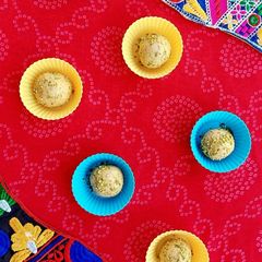 A picture of Besan ladoo.