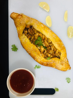 A picture of Turkish pide.