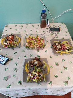 Una foto de Pechuga con verdura Y mango en grille con ensalada