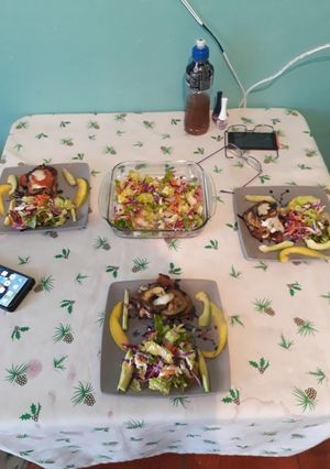 Una foto de Pechuga con verdura Y mango en grille con ensalada