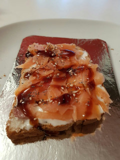 Una foto de Tosta de salmón ahumado con queso de untar al Pedro Ximénez