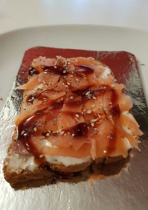 Una foto de Tosta de salmón ahumado con queso de untar al Pedro Ximénez