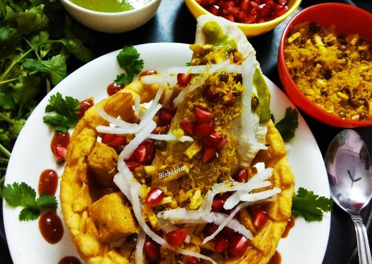 Baked Gujiya chat in Edible Bowl