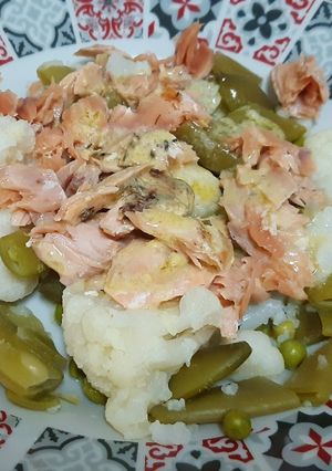 Foto principal de Ensalada templada de salmón y verduras