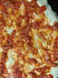 Pizza explosiva, pizza de muzzarella y pizza con salsa de morrón