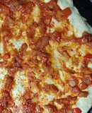 Pizza explosiva, pizza de muzzarella y pizza con salsa de morrón