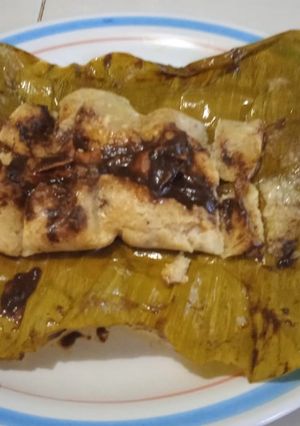 Una foto de Tamal de mole negro en hoja de palma de plátano