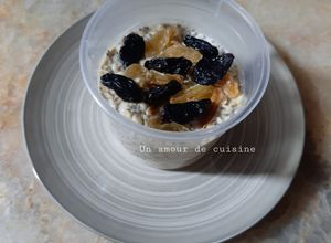Une photo de Porridge overnight aux flocons d'avoine, grains de chia et raisins 🥣