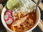 Una foto de pozole de pollo