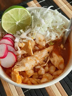 Una foto de Pozole rojo de pollo, para principiantes
