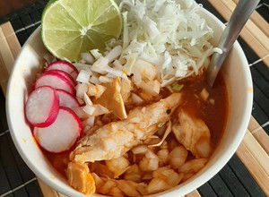 Una foto de Pozole rojo de pollo, para principiantes