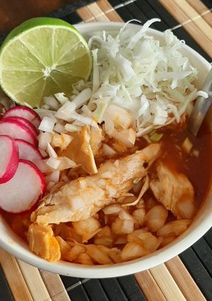 Una foto de Pozole rojo de pollo, para principiantes