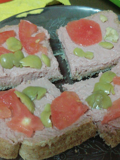 Una foto de Tostada de paté con aceitunas y tomate condimentado