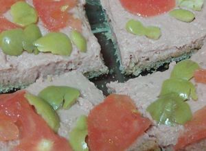 Foto principal de Tostada de paté con aceitunas y tomate condimentado