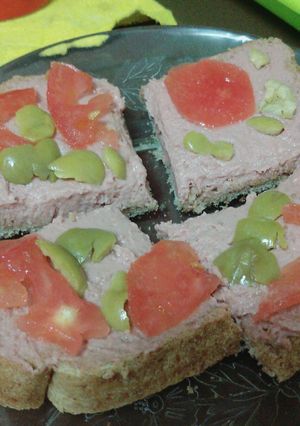 Una foto de Tostada de paté con aceitunas y tomate condimentado