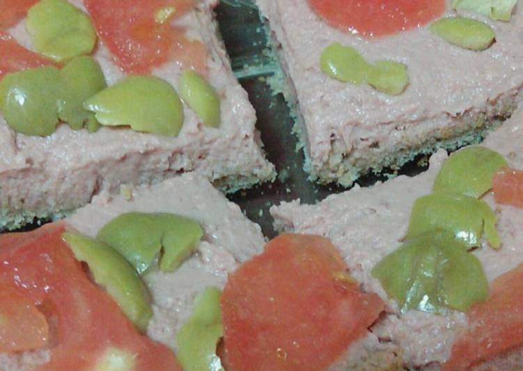 Tostada de paté con aceitunas y tomate condimentado