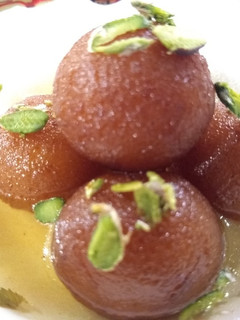 गुलाब जामुन (Gulab jamun recipe in Hindi) रेसिपी मुख्य फोटो
