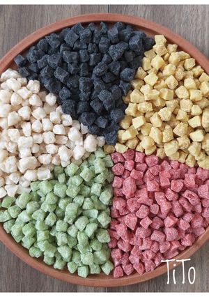 Hình của món Mứt dừa viên ngũ sắc.