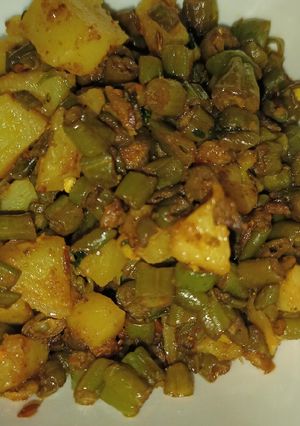 आलू बीन्स की सब्ज़ी (aloo beans ki sabzi recipe in Hindi) रेसिपी मुख्य फोटो