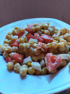 Una foto de Ensalada de garbanzos con hummus 🌱