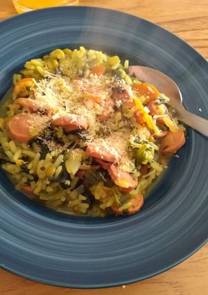 Una foto de Guisito de arroz con salchichas 😍