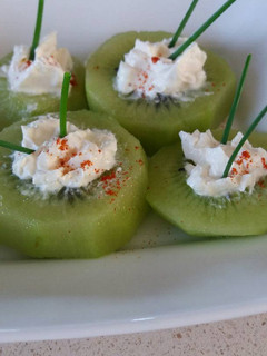 Una foto de Kiwi relleno de queso al pimentón