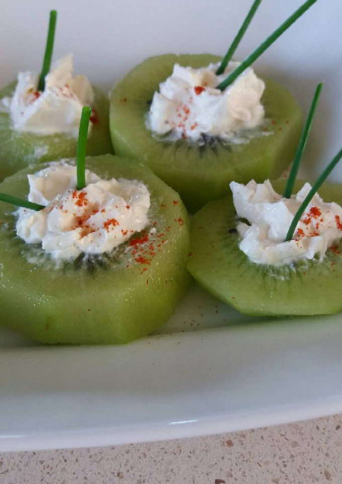 Una foto de Kiwi relleno de queso al pimentón