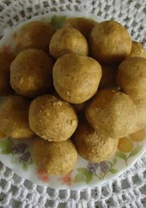 A picture of Besan laddu.