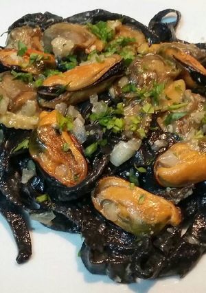 Foto principal de Fetuccini nero con salsa de mariscos