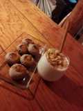 Malteada de dulce de leche con ron y pasticetas de chocolate