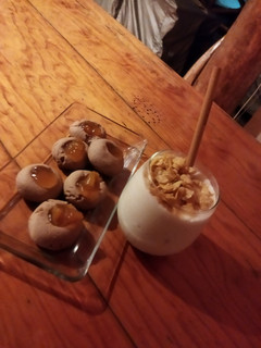 Una foto de Malteada de dulce de leche con ron y pasticetas de chocolate