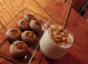 Una foto de Malteada de dulce de leche con ron y pasticetas de chocolate