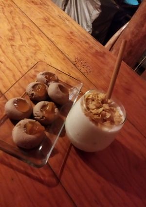 Una foto de Malteada de dulce de leche con ron y pasticetas de chocolate
