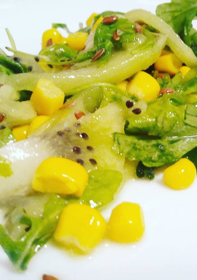 Салат с руколлой и киви