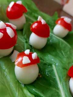 Foto de Salada pequenos cogumelos de ovos de codorna