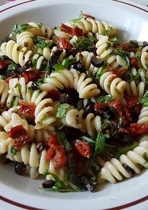 Foto di Pasta fredda con pomodori secchi e rucola