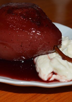 Una foto de Peras al vino tinto en su salsa