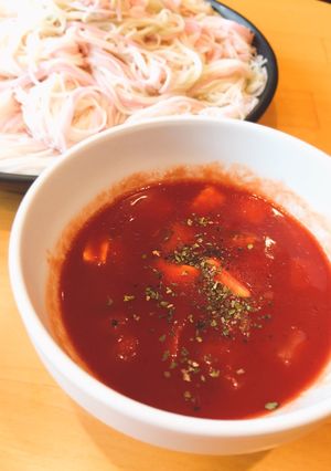 A picture of Tomato somen (capellini).