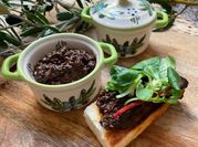 Une photo de tapenade olive noir