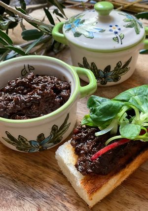 Une photo de 🐝🫒Tapenade olives noires 🧆🍃🥄ma recette🌽 provençale 🥙🧄