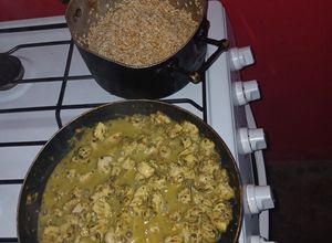 Una foto de Arroz frito con pedacitos de pollo a la mostaza