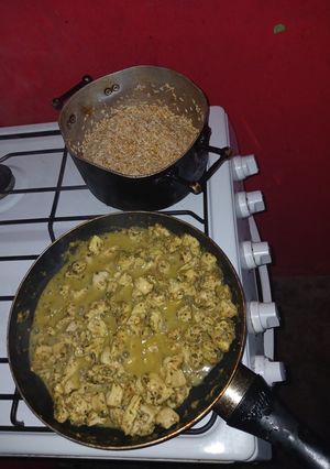 Una foto de Arroz frito con pedacitos de pollo a la mostaza