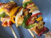 Una foto de brochetas con piña