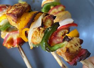 Una foto de Brochetas de pollo 🍗