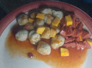 Una foto de Bolitas de Harina (Domplines) en salsa de Salami
